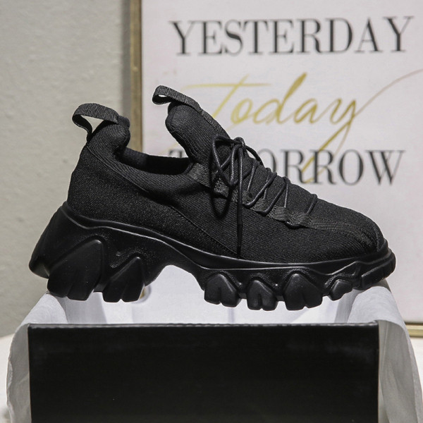 Γυναικεία αθλητικά παπούτσια με σκληρή σόλα σε μαύρο χρώμα