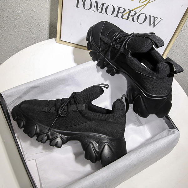 Γυναικεία αθλητικά παπούτσια με σκληρή σόλα σε μαύρο χρώμα