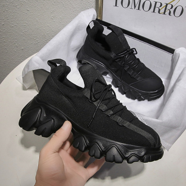 Γυναικεία αθλητικά παπούτσια με σκληρή σόλα σε μαύρο χρώμα