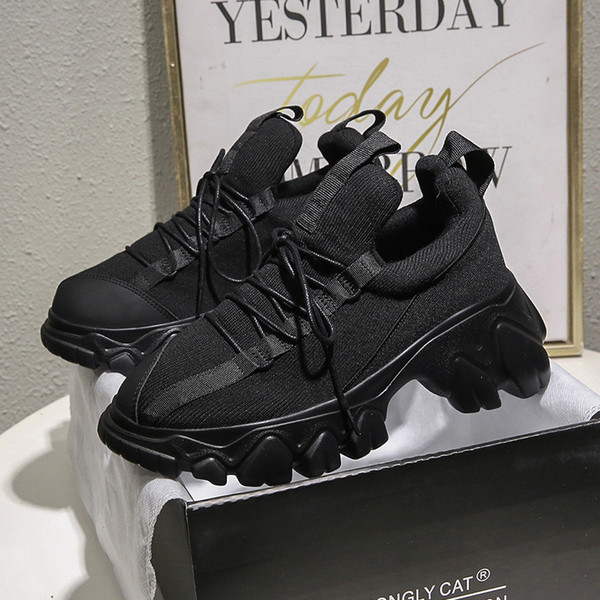 Γυναικεία αθλητικά παπούτσια με σκληρή σόλα σε μαύρο χρώμα