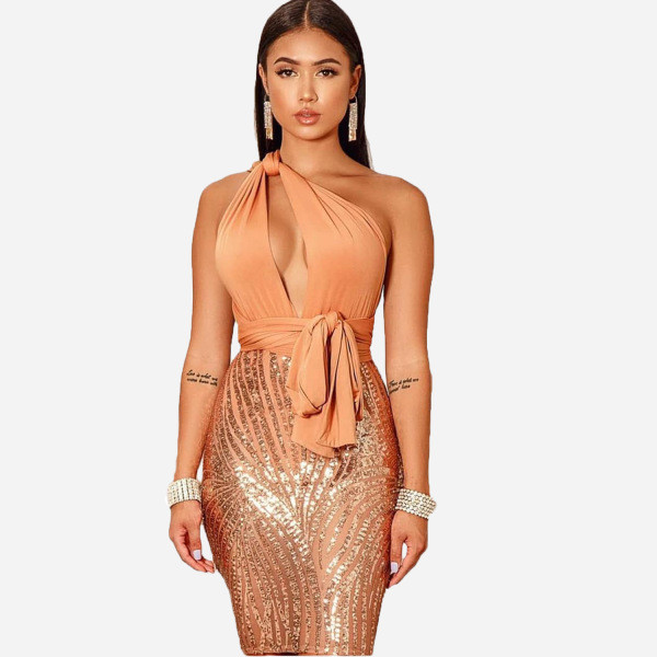 Stílusos női ruha pánttal és flitterekkel