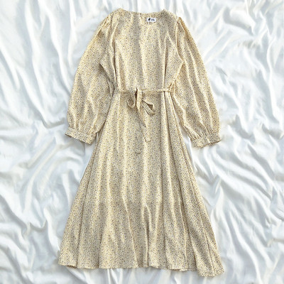 Pavasarinė moteriška suknelė su kaklaraiščiais ties juosmeniu