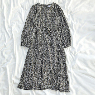 Pavasarinė moteriška suknelė su kaklaraiščiais ties juosmeniu