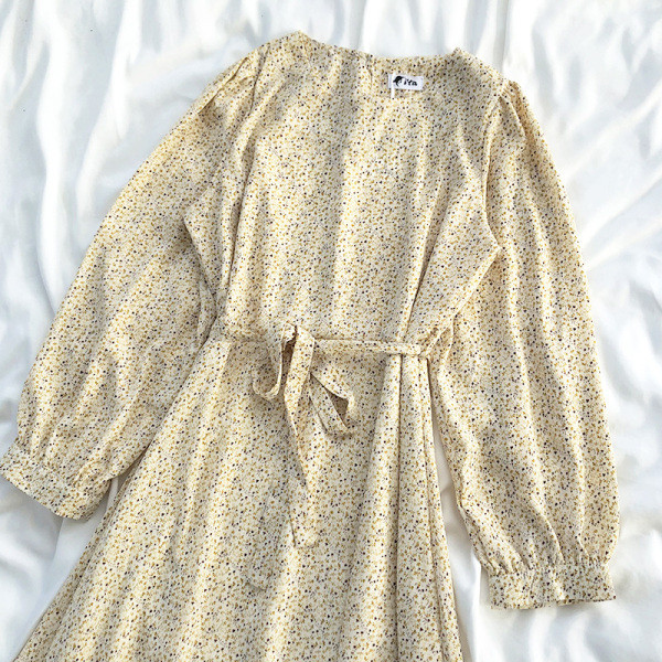 Pavasarinė moteriška suknelė su kaklaraiščiais ties juosmeniu