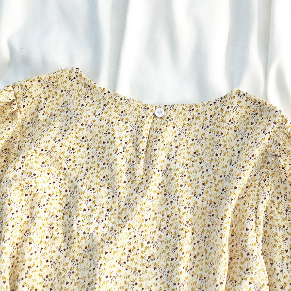 Pavasarinė moteriška suknelė su kaklaraiščiais ties juosmeniu