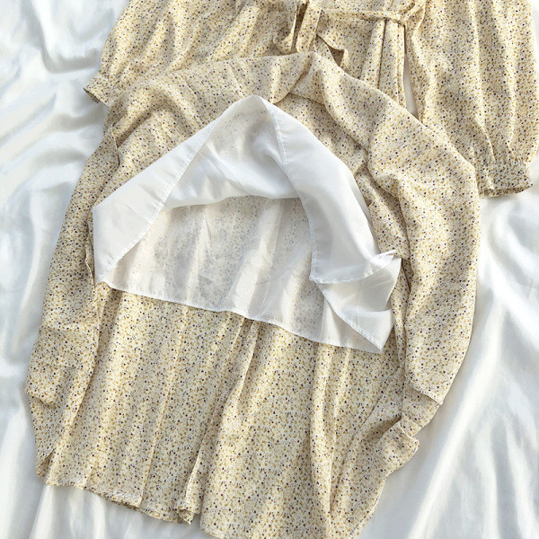 Pavasarinė moteriška suknelė su kaklaraiščiais ties juosmeniu