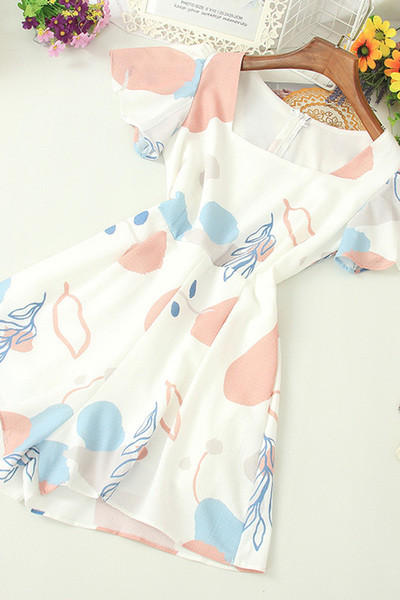 Sieviešu kombinezons ar kvadrātveida kakla izgriezumu un īsām piedurknēm