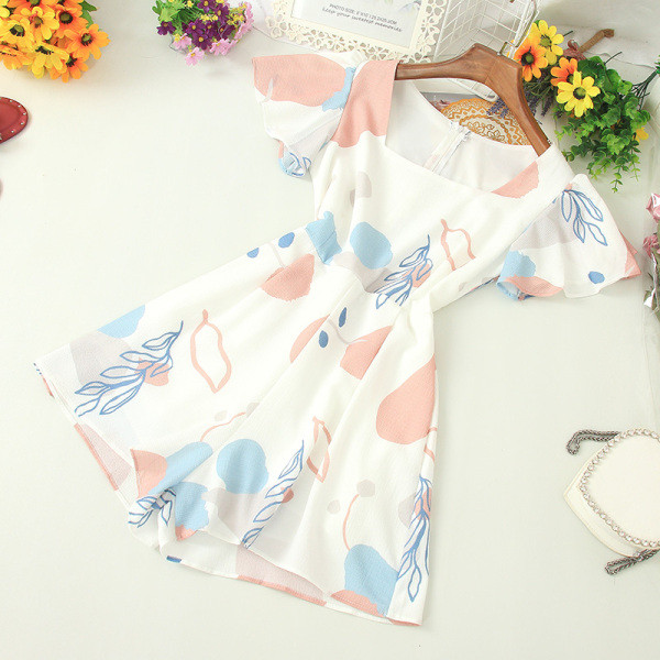 Sieviešu kombinezons ar kvadrātveida kakla izgriezumu un īsām piedurknēm