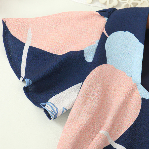 Sieviešu kombinezons ar kvadrātveida kakla izgriezumu un īsām piedurknēm