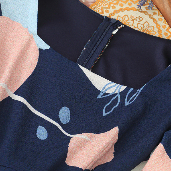 Sieviešu kombinezons ar kvadrātveida kakla izgriezumu un īsām piedurknēm