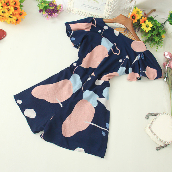 Sieviešu kombinezons ar kvadrātveida kakla izgriezumu un īsām piedurknēm