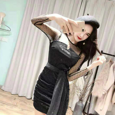 Aktuāla sieviešu kleita ar spīdīgu efektu un garām piedurknēm