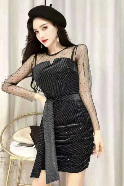 Aktuāla sieviešu kleita ar spīdīgu efektu un garām piedurknēm