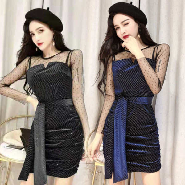 Aktuāla sieviešu kleita ar spīdīgu efektu un garām piedurknēm