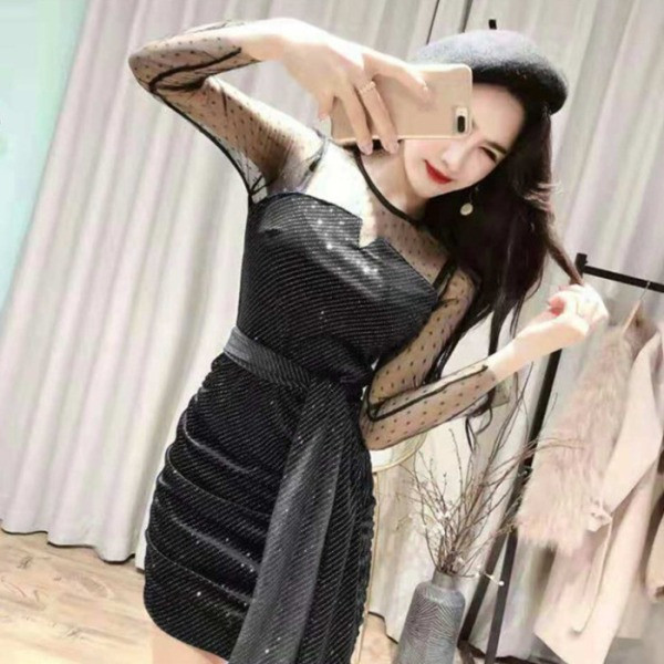 Aktuāla sieviešu kleita ar spīdīgu efektu un garām piedurknēm