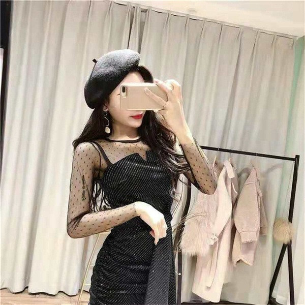 Aktuāla sieviešu kleita ar spīdīgu efektu un garām piedurknēm