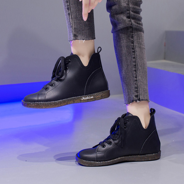 Ādas sieviešu ikdienas kedas ar plakanu zoli