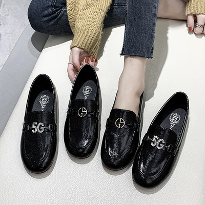 Γυναικεία παπούτσια με επίπεδη σόλα και μεταλλικά στοιχεία σε μαύρο χρώμα
