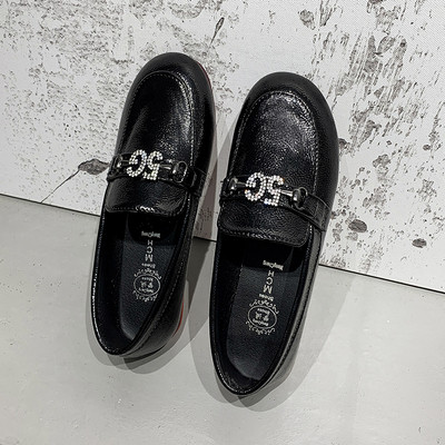 Γυναικεία παπούτσια με επίπεδη σόλα και μεταλλικά στοιχεία σε μαύρο χρώμα