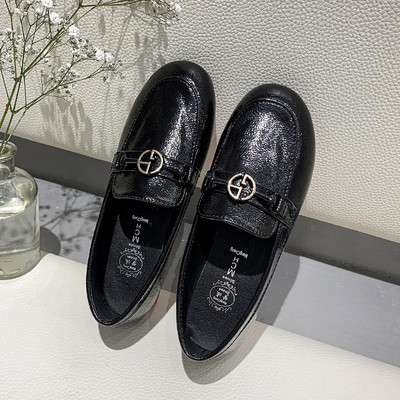 Γυναικεία παπούτσια με επίπεδη σόλα και μεταλλικά στοιχεία σε μαύρο χρώμα