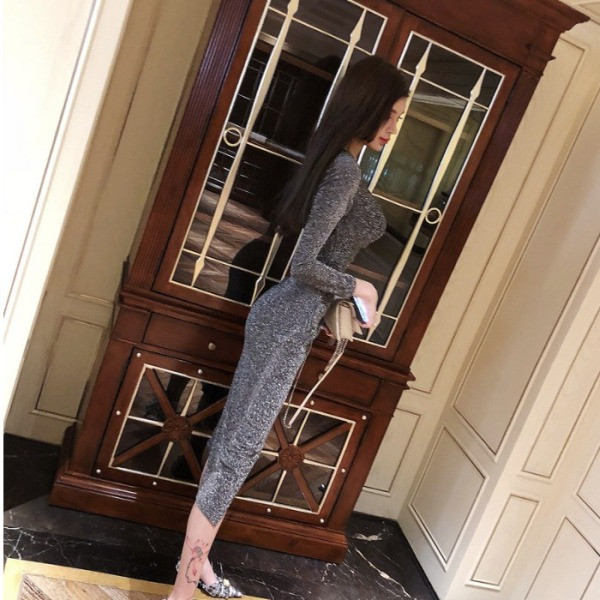 Asimetriska kleita ar garām piedurknēm un špica kakla izgriezumu