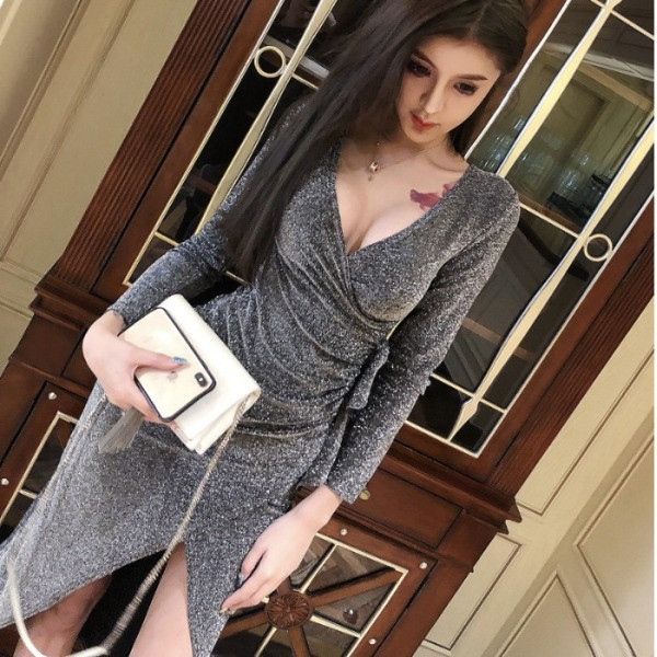 Asimetriska kleita ar garām piedurknēm un špica kakla izgriezumu