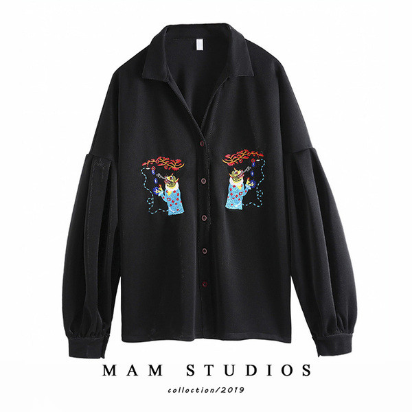 Sieviešu melns krekls ar platām piedurknēm un izšuvumiem