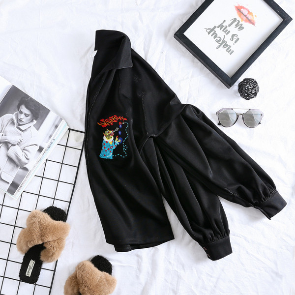 Sieviešu melns krekls ar platām piedurknēm un izšuvumiem