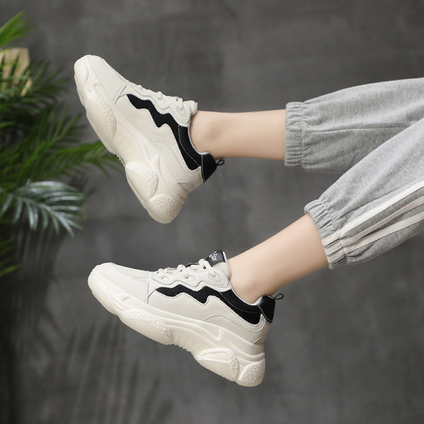 Modernas sieviešu kedas ar plakanām zolēm un šņorēm