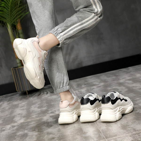 Modernas sieviešu kedas ar plakanām zolēm un šņorēm