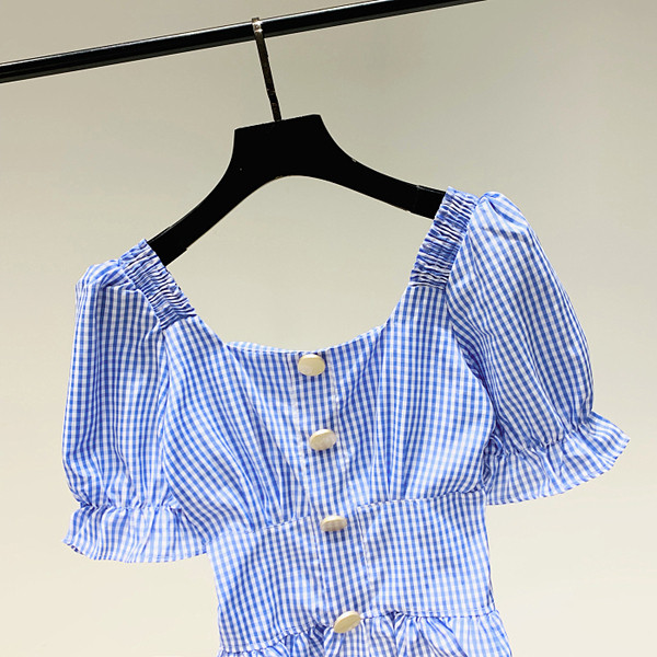 Moderna sieviešu rūtainā blūze ar pogām un kvadrātveida kakla izgriezumu