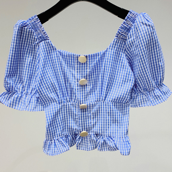 Moderna sieviešu rūtainā blūze ar pogām un kvadrātveida kakla izgriezumu