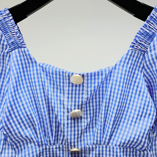 Moderna sieviešu rūtainā blūze ar pogām un kvadrātveida kakla izgriezumu