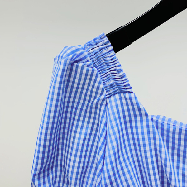 Moderna sieviešu rūtainā blūze ar pogām un kvadrātveida kakla izgriezumu