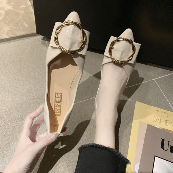 Sieviešu apavi ar plakanām zolēm un metāla elementu - smails modelis