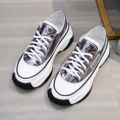 Γυναικεία αθλητικά παπούτσια με ψηλή πλατφόρμα και οι πολύχρωμοι δεσμοί