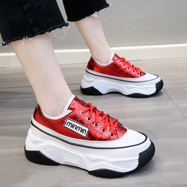 Γυναικεία αθλητικά παπούτσια με ψηλή πλατφόρμα και οι πολύχρωμοι δεσμοί