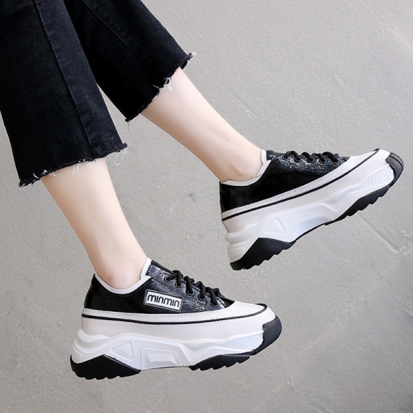 Γυναικεία αθλητικά παπούτσια με ψηλή πλατφόρμα και οι πολύχρωμοι δεσμοί