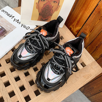 Jauns sieviešu kedu modelis ar raupju un augstu zoli