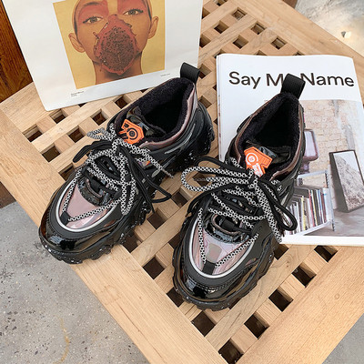 Jauns sieviešu kedu modelis ar raupju un augstu zoli