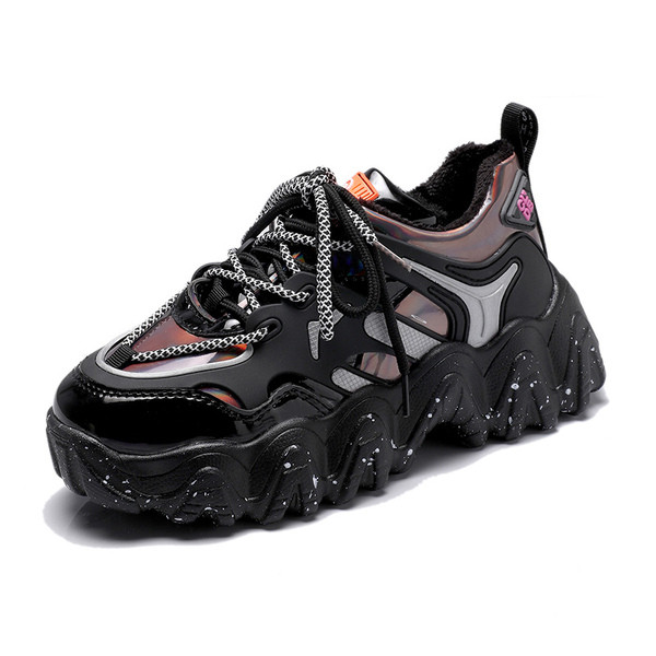 Jauns sieviešu kedu modelis ar raupju un augstu zoli