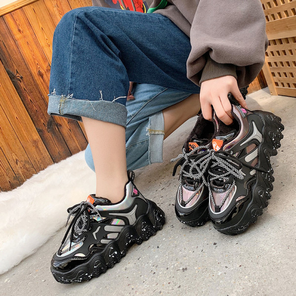 Jauns sieviešu kedu modelis ar raupju un augstu zoli