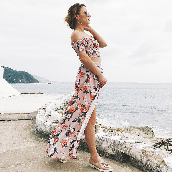 Ikdienas sieviešu komplekts no divām daļām ar ziedu rakstu un atkailinātiem pleciem