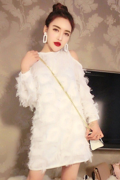 Aktuelna ženska haljina sa resicama i golim ramenima