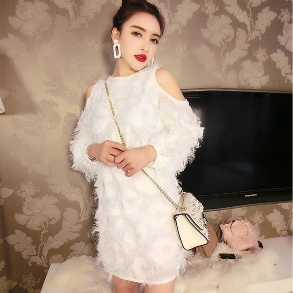 Aktuelna ženska haljina sa resicama i golim ramenima