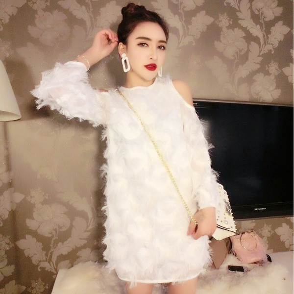 Aktuelna ženska haljina sa resicama i golim ramenima