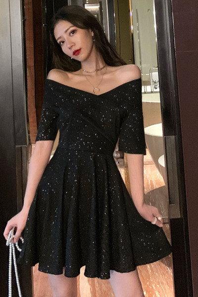 Sieviešu spīdīga piegriezuma kleitas modelis ar īsām piedurknēm