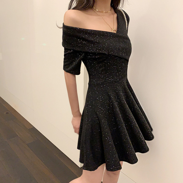 Sieviešu spīdīga piegriezuma kleitas modelis ar īsām piedurknēm