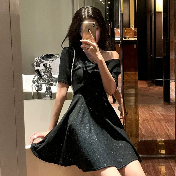 Sieviešu spīdīga piegriezuma kleitas modelis ar īsām piedurknēm