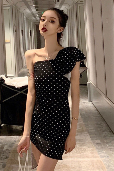 Moderna sieviešu kleita Slim punktu raksts